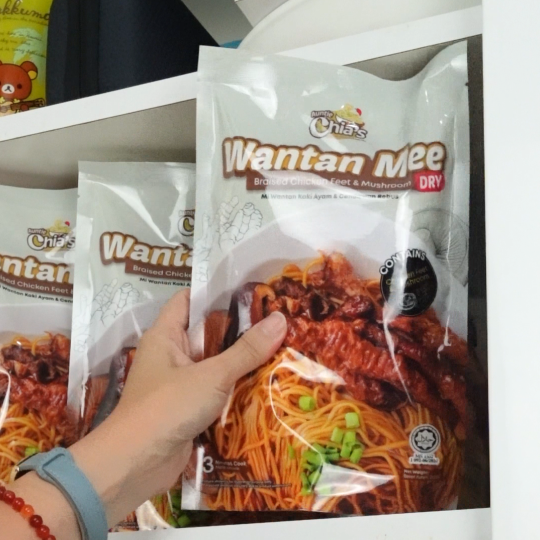Close up of the sealed packet and its sauce sachets