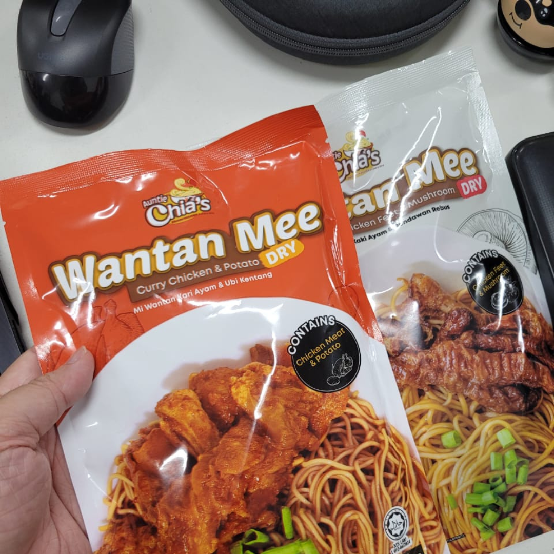 Close up of the sealed packet and its sauce sachets